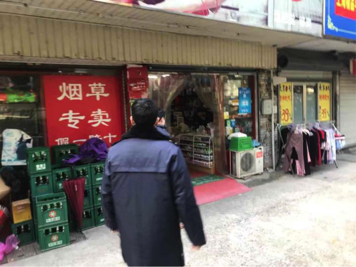 菜市场中百货店的品牌丰富度与多样性