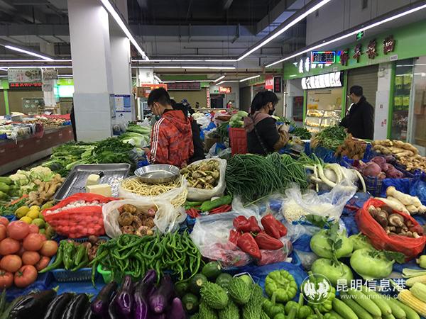 菜场内的百货店品牌丰富多样