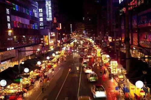 常熟百货批发市场夜市，繁华的夜生活与商业活力